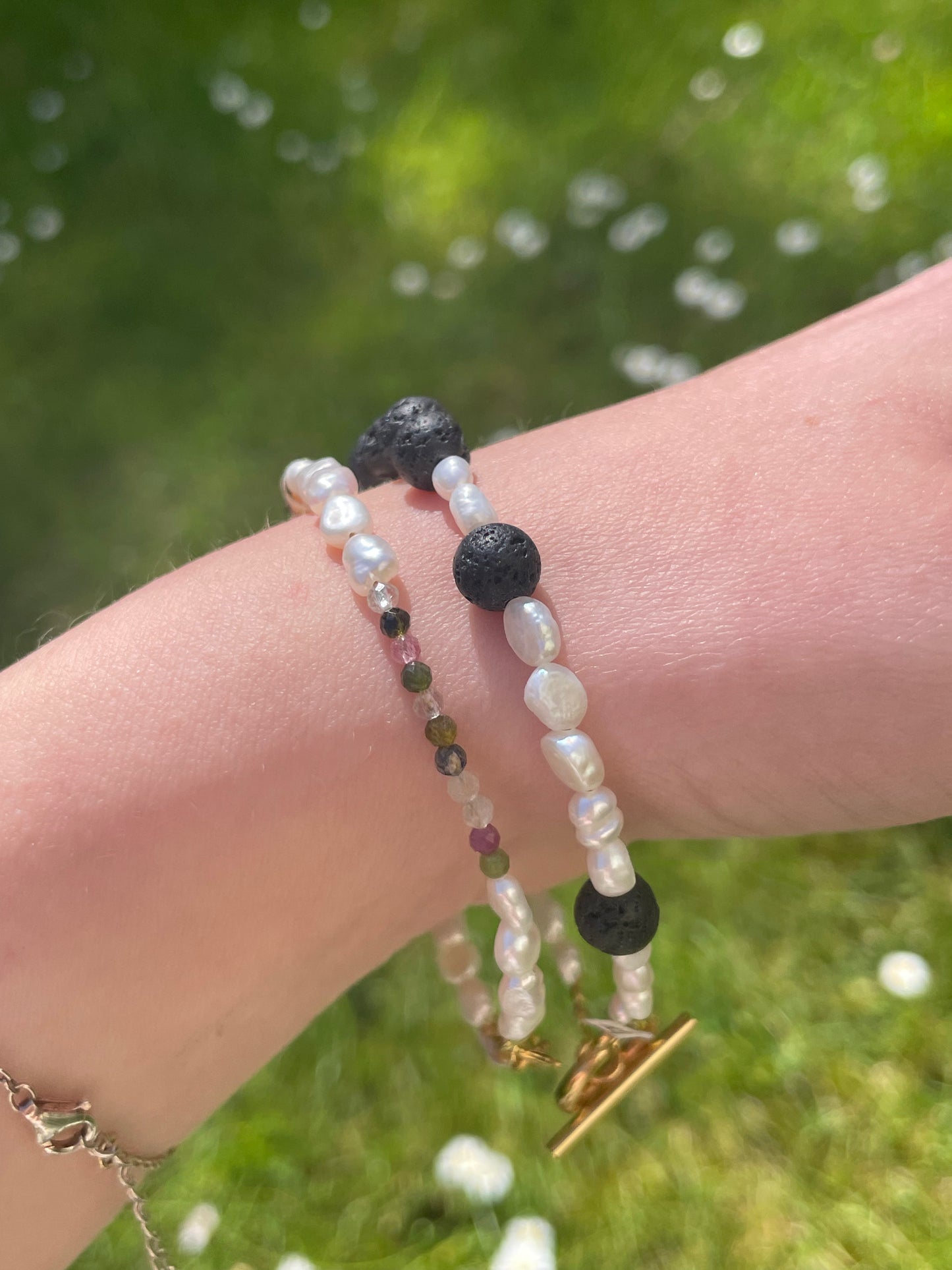 Süßwasser Perlen Armbänder mit Lava Gestein oder geschliffenen Turmalin Perlen vergoldet