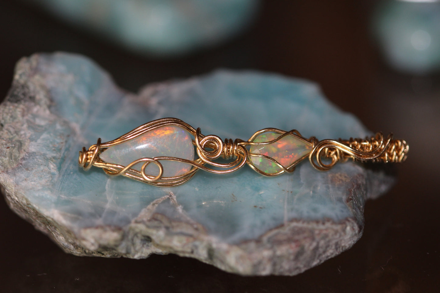 Einzigartiger Australischer und Ethiopischer Opale Anhänger in 14k gold gefülltem Draht