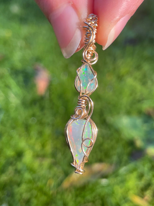 Magnifique fil pendentif opale australienne x éthiopienne enveloppé dans du fil rempli d’or 14 carats à facettes opale éthiopienne collier flash vert bijoux cadeau
