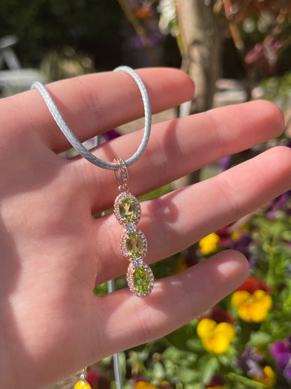 Dreifacher Peridot Anhänger rose gold plattiert