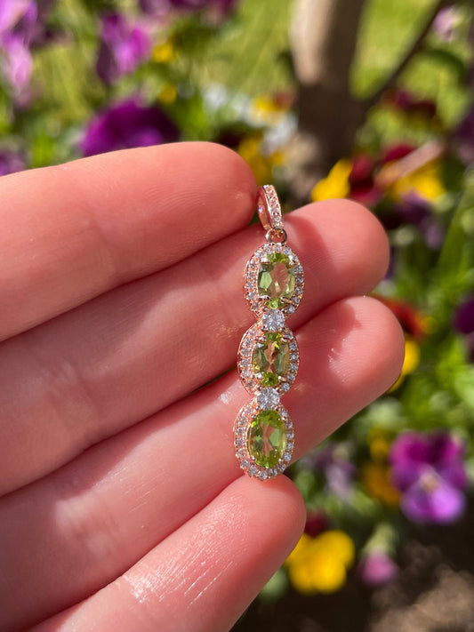 Dreifacher Peridot Anhänger rose gold plattiert