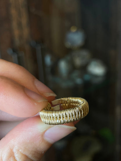 klassischer ring mit gewebtem Muster 14k gold gefüllt