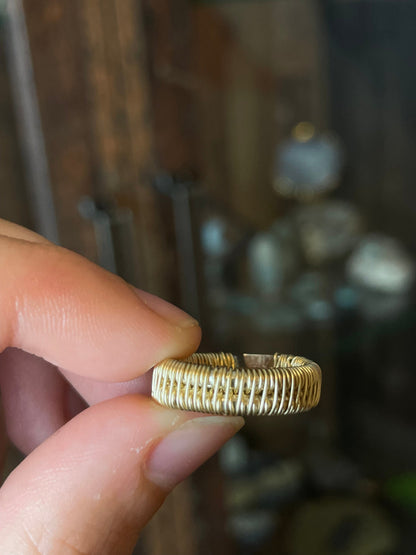 klassischer ring mit gewebtem Muster 14k gold gefüllt
